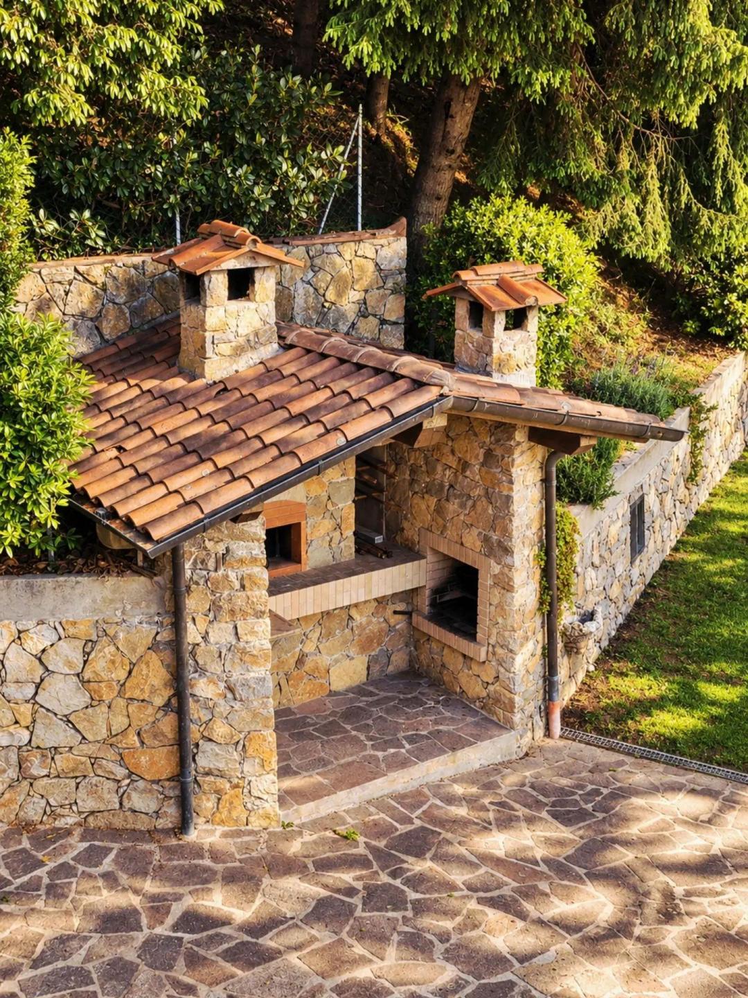 Forno a legna per la pizza e barbecue in muratura nel giardino di Villa Marisa, casa vacanze in Versilia